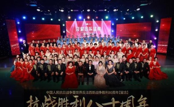 鼎豪配资 78岁爷爷唱响东方红，银发学员登台惊艳，爱国情怀感动全场