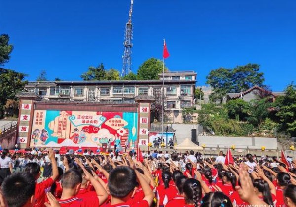 广盛网 彩球飞舞迎新生，开学第一天，孩子们笑翻全场？